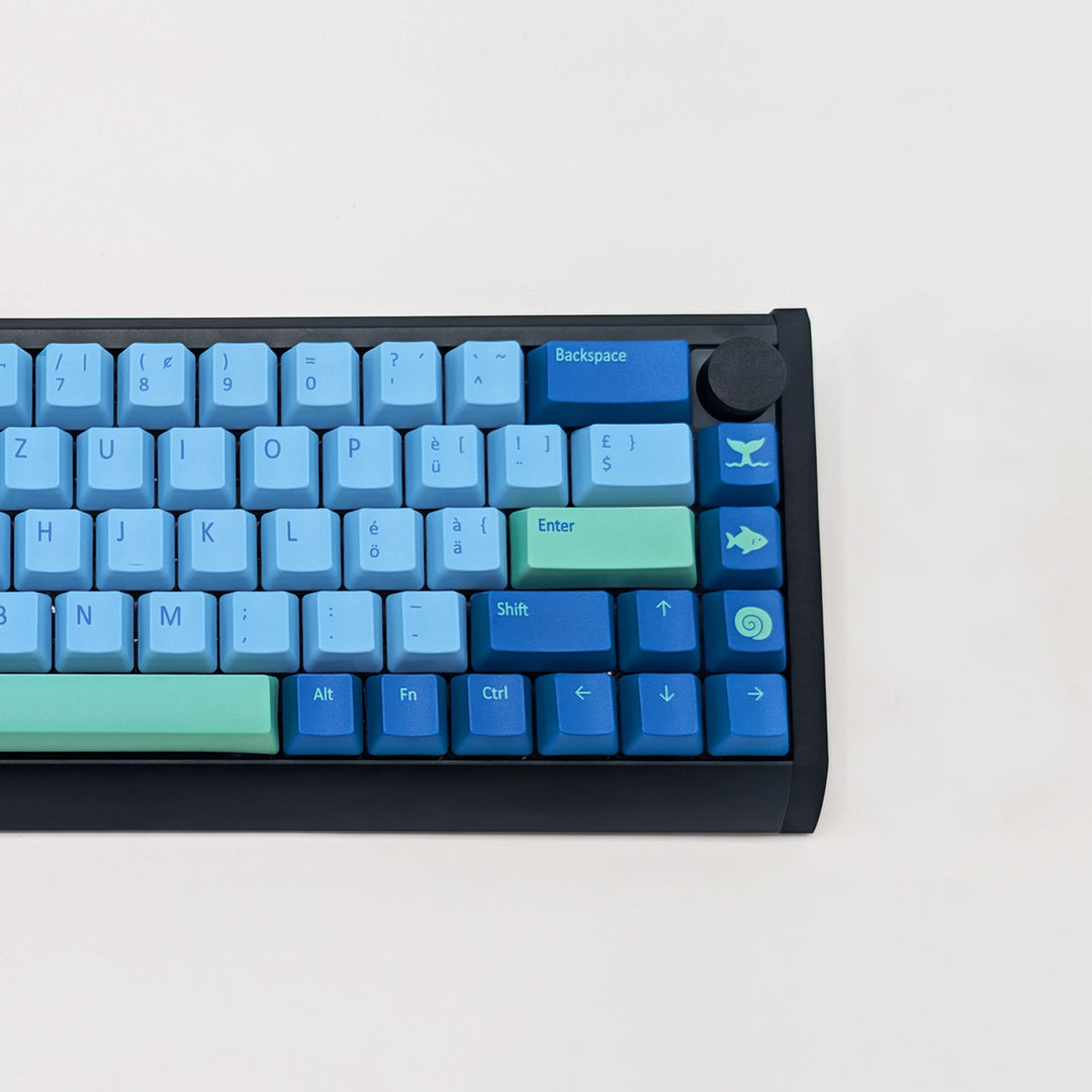 DEEP SEA QWERTZ PBT keycaps on a mechanical keyboard, featuring OEM profile keys with Light Blue, Blue and Mint Green Keycaps