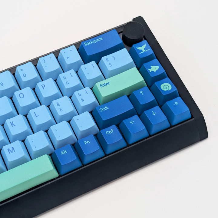 DEEP SEA QWERTZ PBT keycaps on a mechanical keyboard, featuring OEM profile keys with Light Blue, Blue and Mint Green Keycaps