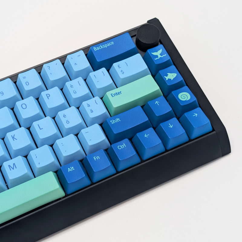 DEEP SEA QWERTZ PBT keycaps on a mechanical keyboard, featuring OEM profile keys with Light Blue, Blue and Mint Green Keycaps