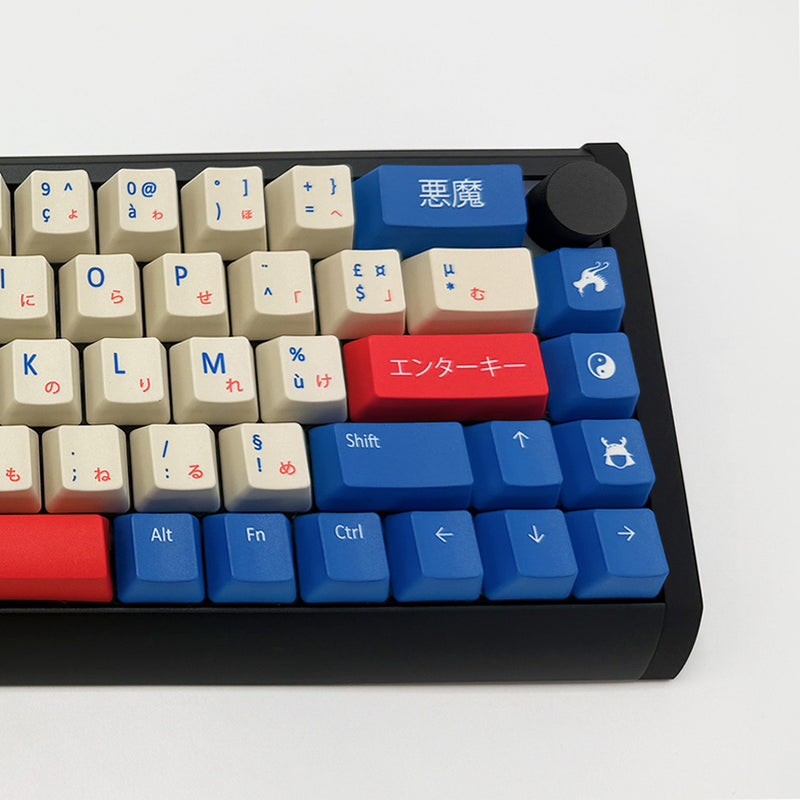 Clavier compact avec des keycaps custom colorés (bleus, blancs et rouges), touches japonaises et AZERTY visibles, cadre noir.